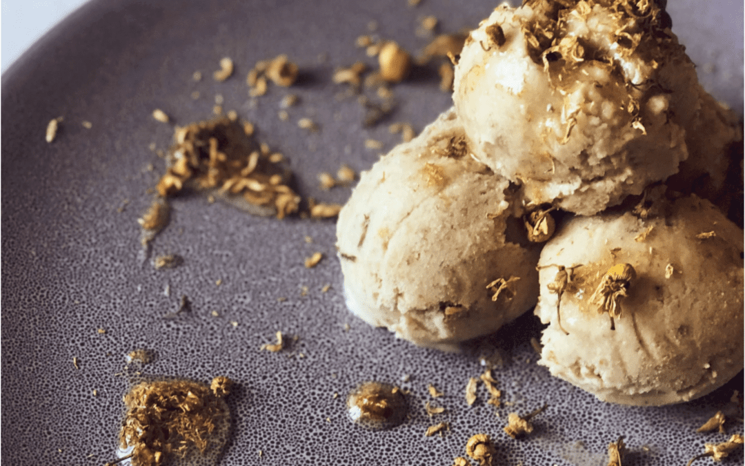 HELADO DE BANANA, PINE POLLEN Y MANZANILLA